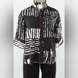 Black white tunic with red piano buttons